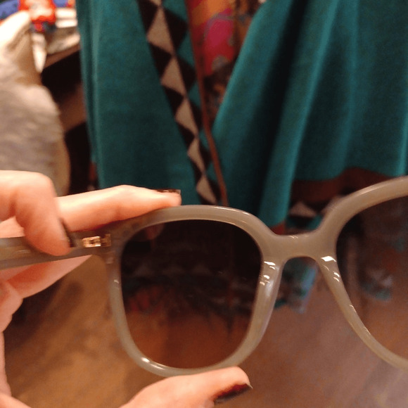 NEW! Quay Rent Free Stylish Green Sunglasses *read main image 4